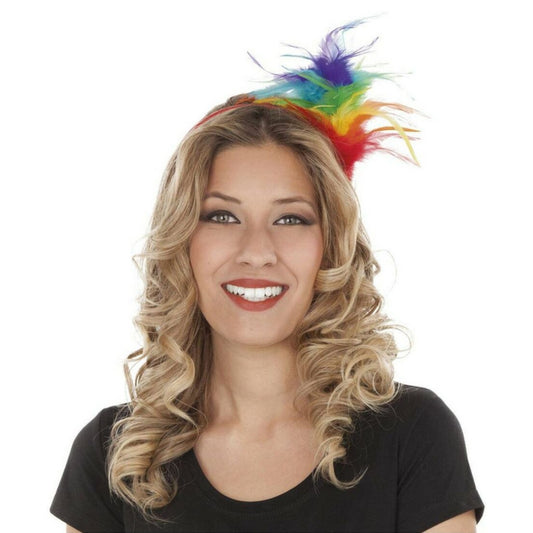 Leende kvinna med lockigt hår bär ett diadem dekorerat med regnbågsfärgade fjädrar, perfekt som accessoar till pride, festival eller temafest.