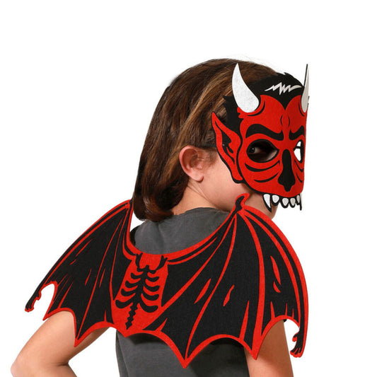 Ett barn bär det kompletta Djävulska Demon-Setet, med en röd och svart mask och ett par matchande vingar.