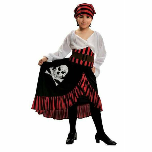En flicka poserar i en tuff piratdräkt för barn, bestående av en vit blus, en lång svart och röd kjol med ett stort dödskalletryck, ett brett bälte och en randig bandana.