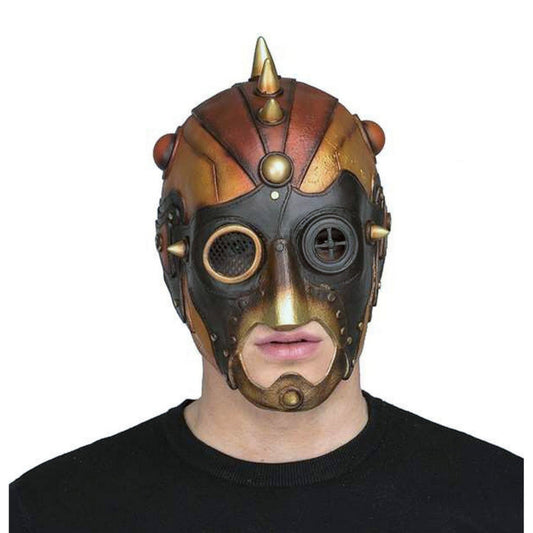 En man bär en dramatisk steampunk hjälm mask med detaljer i koppar, brons och guld, med synliga nitar och spetsar.