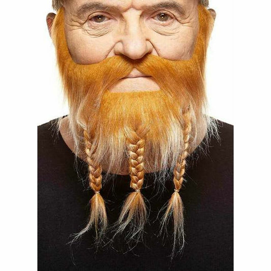  En man bär ett stort, orange lösskägg med en tjock mustasch och tre blonda flätor som hänger ner från hakan, vilket ger en look som passar en viking eller dvärg.
