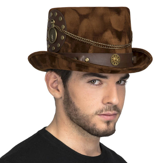 En man med en intensiv blick bär en hög, brun steampunk-hatt i mocka-imitation, detaljerad med ett läderband, kedjor och mekaniska kugghjul.