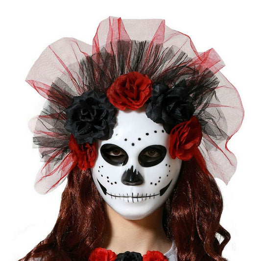 En kvinna bär en Elegant Day of the Dead Mask med svarta och röda rosor och en stor tyllslöja.