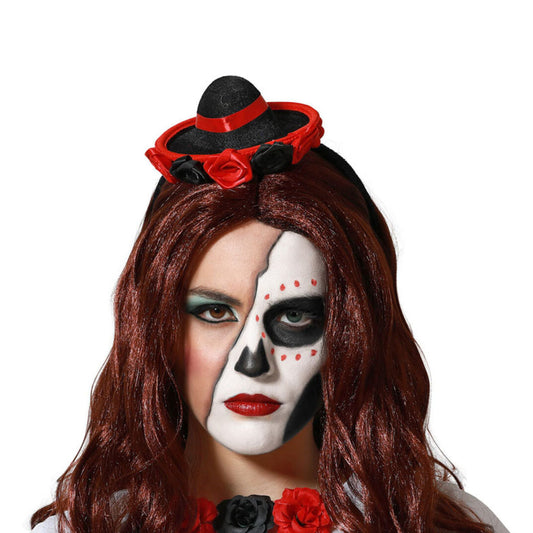 En kvinna med Sugar Skull-smink bär en Elegant Day of the Dead Mini-Sombrero på ett diadem med röda och svarta rosor.