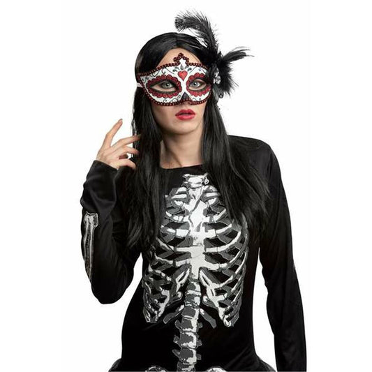 En kvinna i en skelettdräkt bär en Elegant Day of the Dead Ögonmask med röda hjärtan, svarta juveler och en fjäderplym.