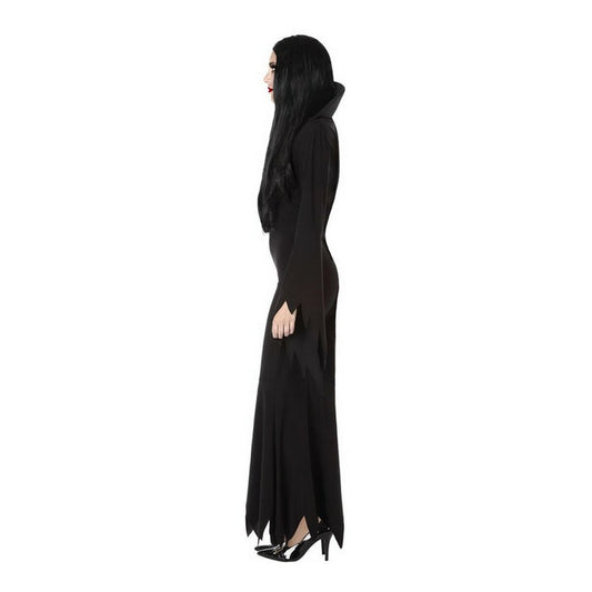 En kvinna står i profil och bär den långa, svarta gotiska klänningen, vilket visar dess eleganta, figurnära silhuett.