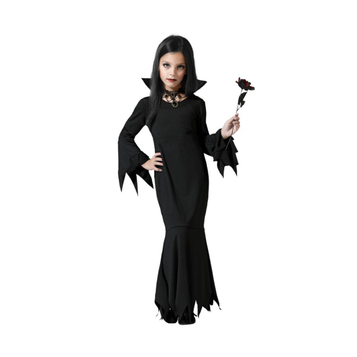 En flicka poserar i en elegant, lång svart halloweenklänning för barn med hög krage och utsvängda ärmar.