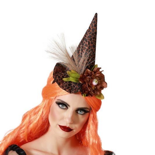En kvinna med orange hår bär ett Elegant Häxhatt Diadem med ett stirrande öga i blomman.