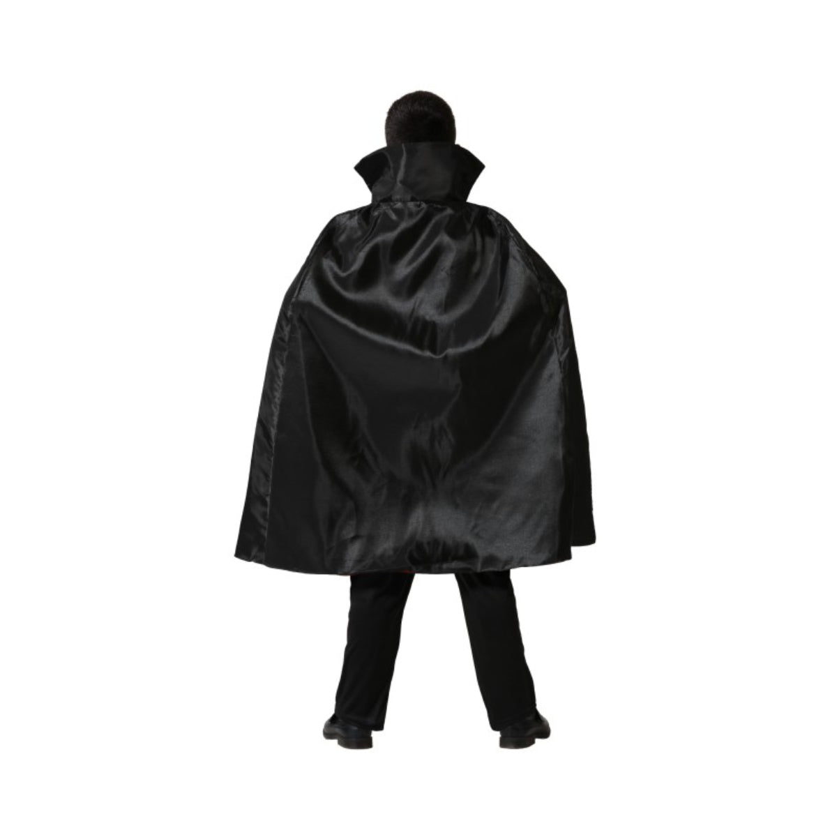 Baksidan av ett barn som bär den svarta, svepande vampyrmanteln med hög krage.