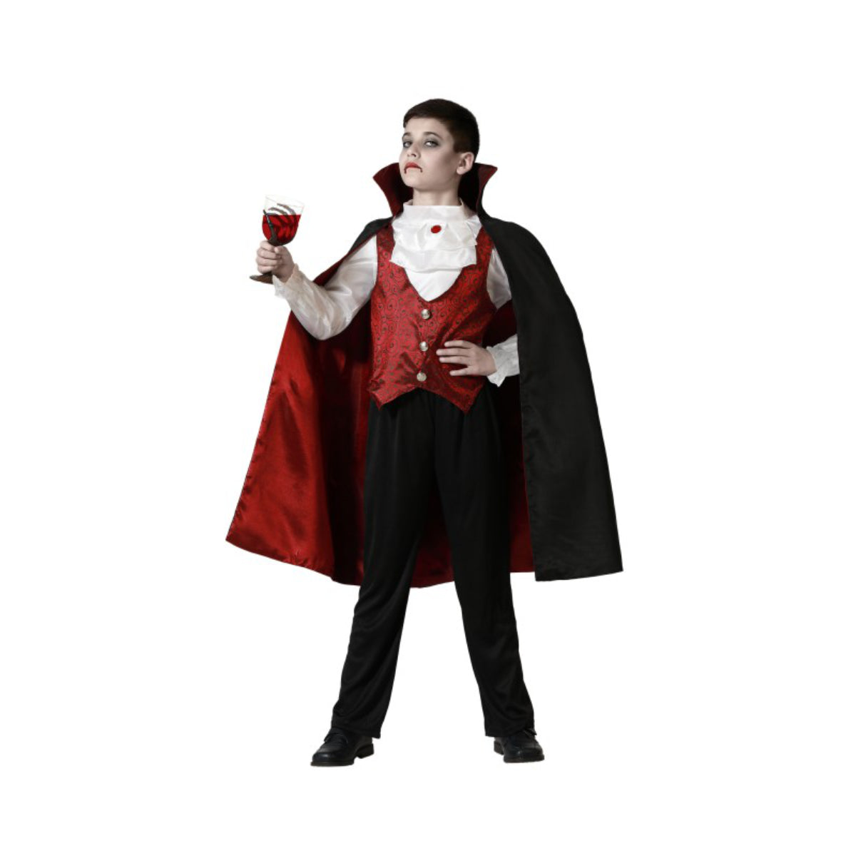 Ett barn poserar med en seriös min i den kompletta vampyrdräkten och håller i ett glas med "blod".