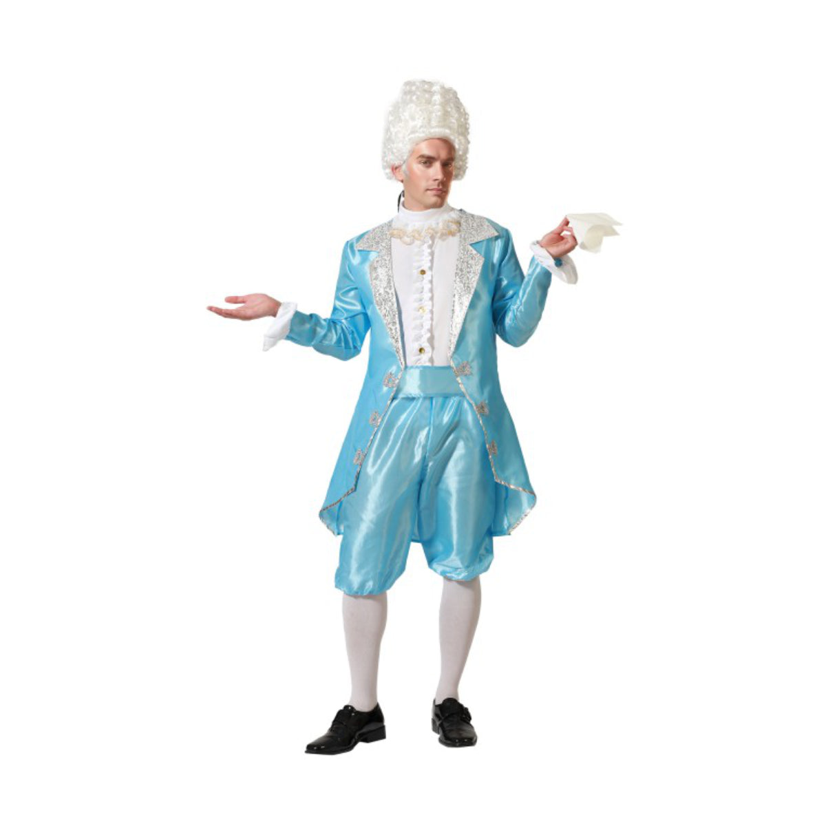 En man poserar i en elegant, komplett ljusblå adelsmansdräkt från 1700-talet med en vit rokoko-peruk.