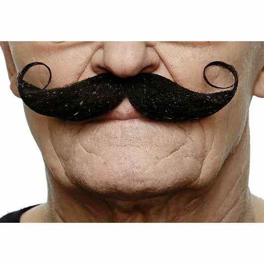 En man med en elegant svart lösmustasch som har skruvad ände på varje sida.