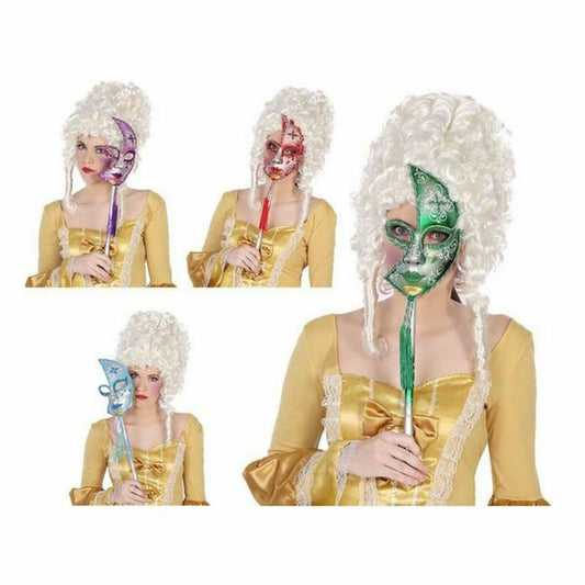 Fyra kvinnor i gul festklänning och vit peruk bär eleganta ögonmasker på pinne i olika färger – lila, röd, blå och grön – mot vit bakgrund.