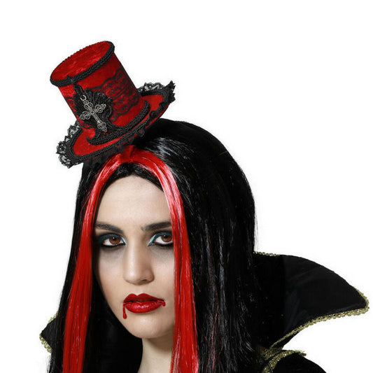 En kvinna med vampyrsmink bär en Elegant Röd Gotisk Mini-Hatt på ett diadem, dekorerad med svart spets och ett silverkors.
