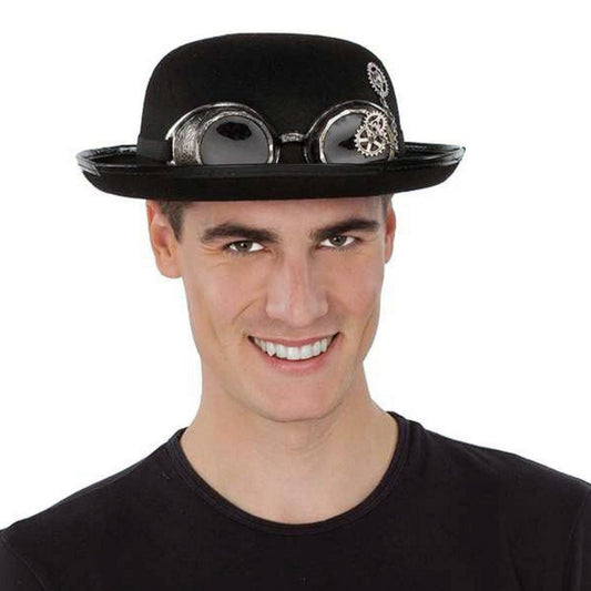 En leende man bär ett elegant, svart plommonstop med ett par detaljerade, silverfärgade steampunk-goggles fastsatta på sidan.