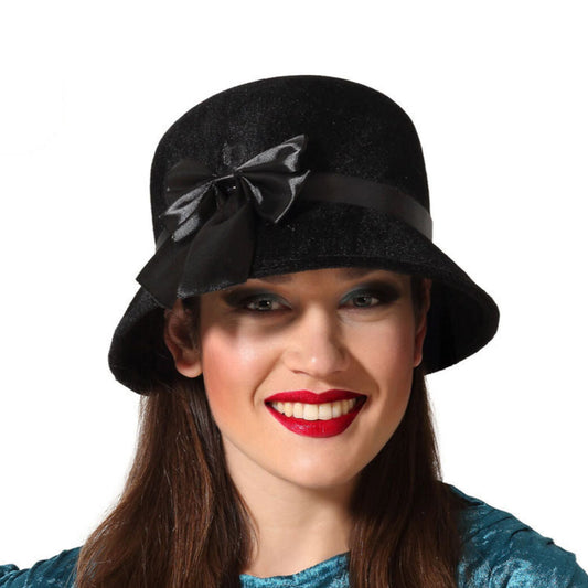 En leende kvinna med rött läppstift bär en Elegant Svart 20-tals Cloche-hatt med en satinrosett.