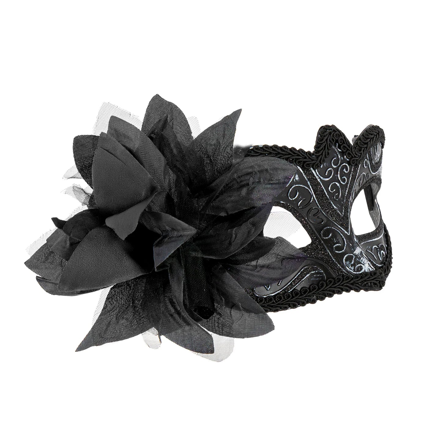 En svart carnival ögonmask med blank finish, dekorativa mönster och stor svart blomma visas snett mot vit bakgrund.