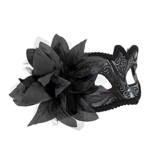 En svart carnival ögonmask med blank finish, dekorativa mönster och stor svart blomma visas snett mot vit bakgrund.