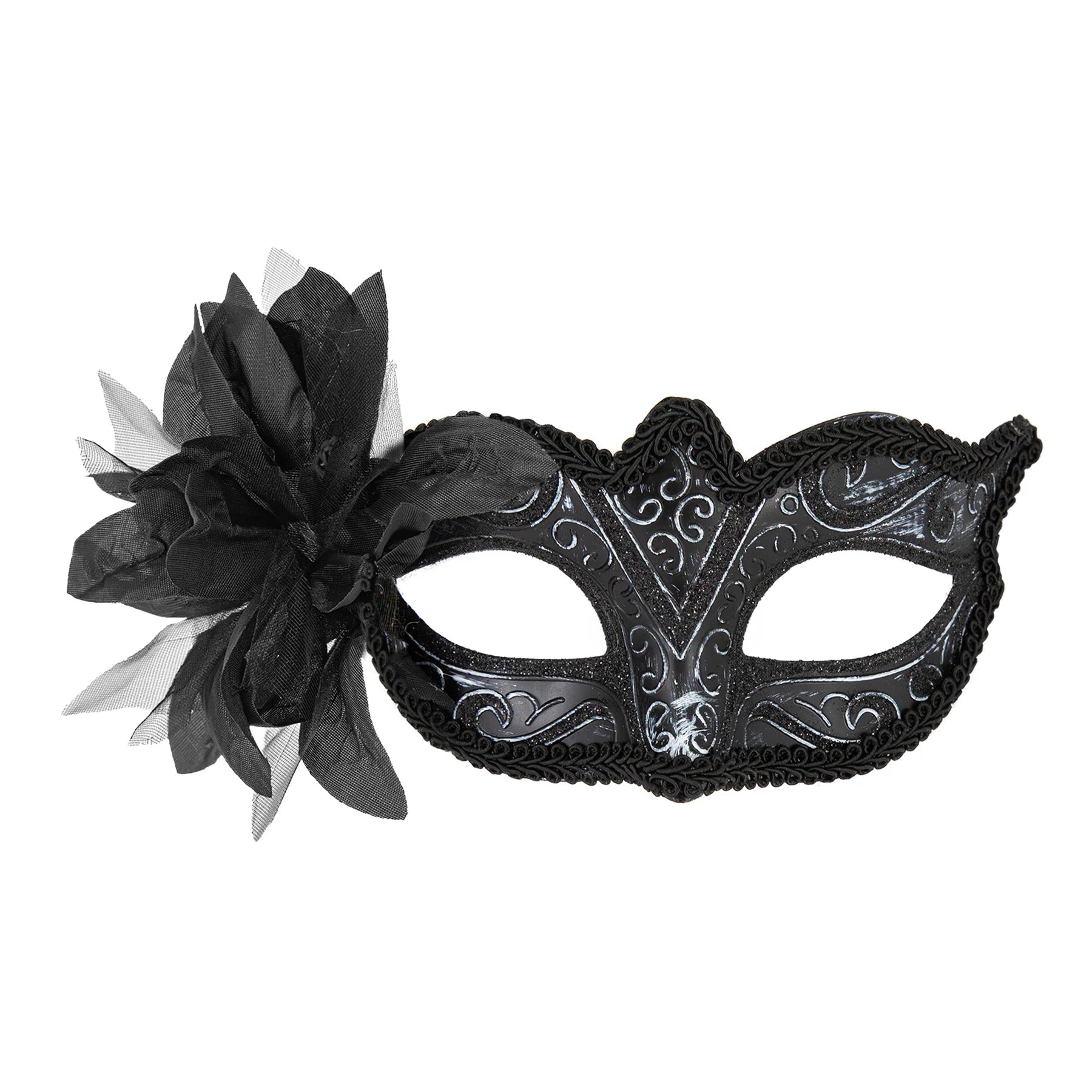 En svart carnivalmask med ögonöppningar, ornamenterade detaljer och stor svart blomma på sidan visas framifrån mot vit bakgrund.