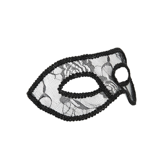 En svart carnival ögonmask med transparent spetsmönster, dekorativ kant och formad näsdel visas snett mot vit bakgrund.