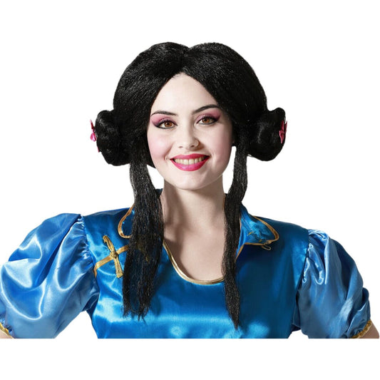 En leende kvinna bär en svart cosplayperuk med dubbla hårknutar och långa flätor framtill.