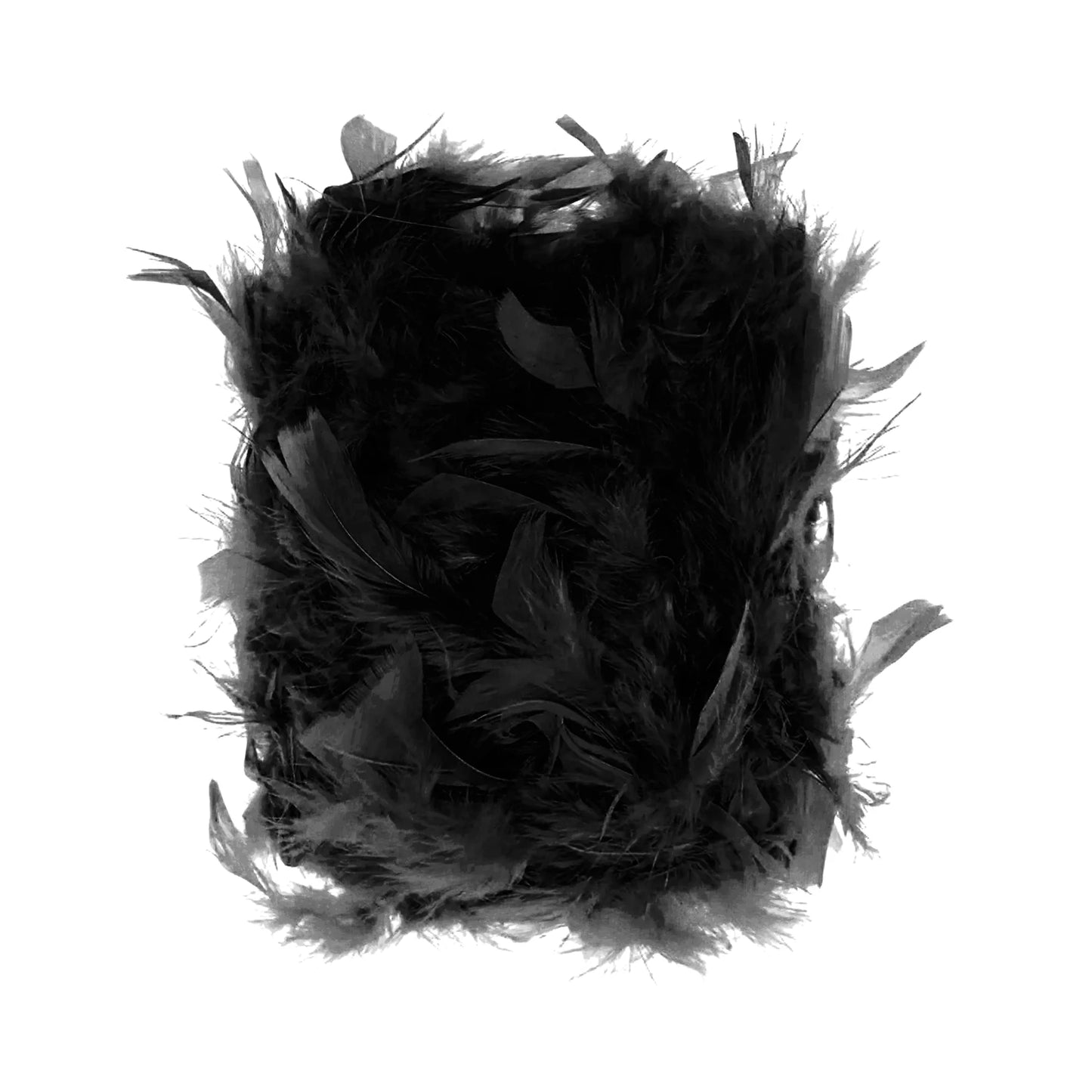 En elegant svart fjäderboa hoprullad till en mjuk och fluffig boll mot en vit bakgrund.