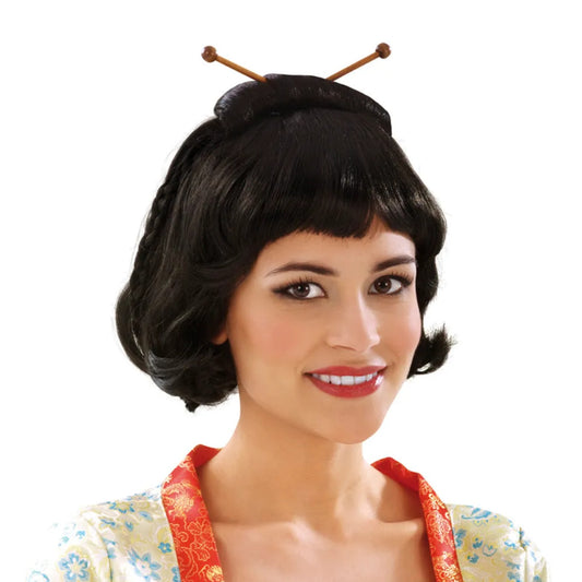 En leende kvinna bär en Elegant Svart Geisha-Peruk med en uppsatt frisyr och två hårpinnar.