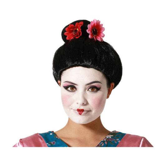 En kvinna med traditionell geisha-sminkning bär en elegant svart peruk med en stor hårknut och röda och rosa blommor.