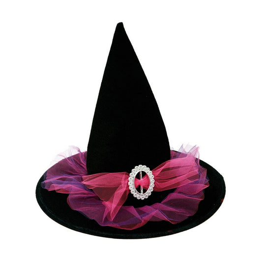 En elegant, spetsig svart häxhatt dekorerad med ett rosa tyllband och ett gnistrande, diamantliknande spänne.