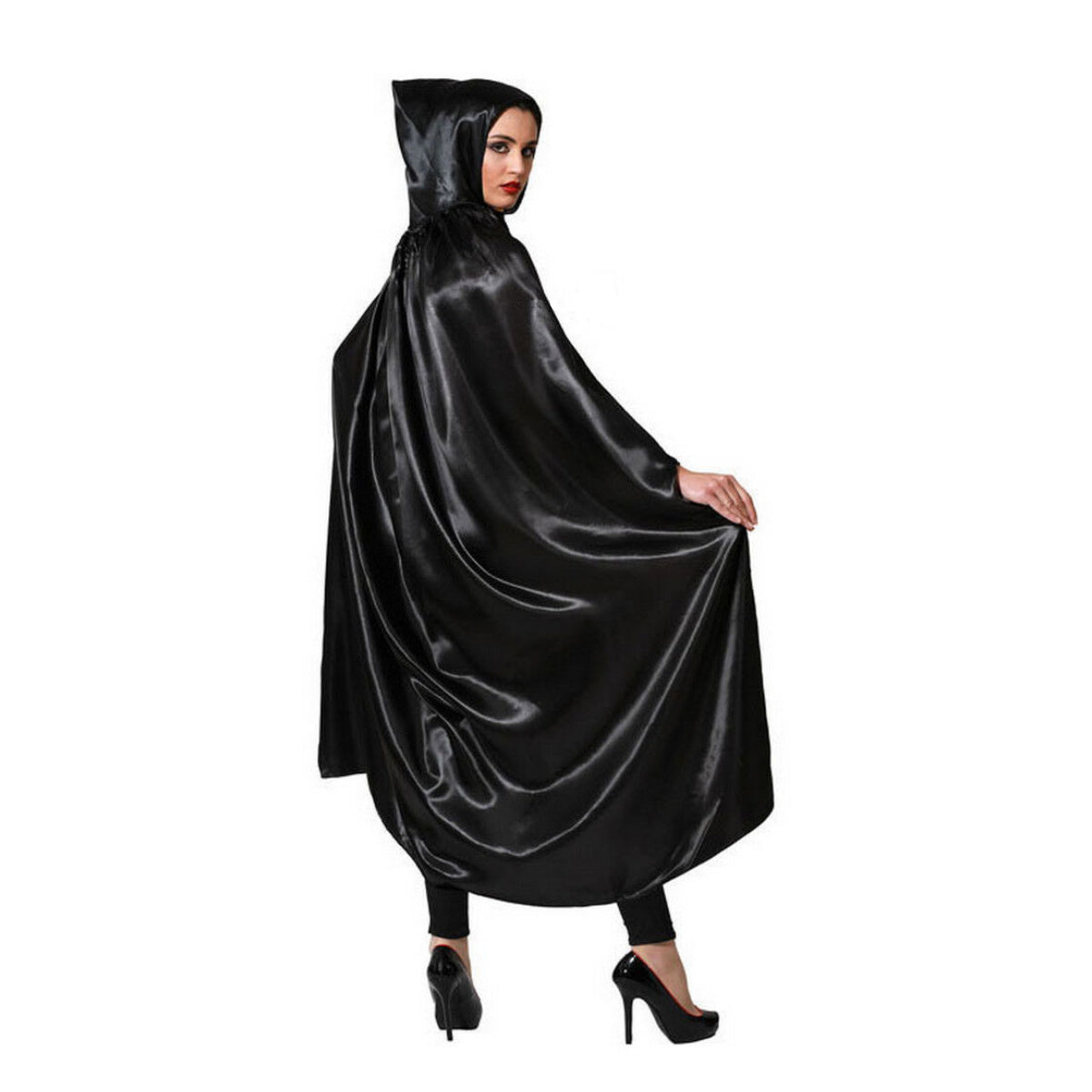 Kvinna med en lång, elegant svart kåpa med huva, blickande över axeln, perfekt för en mystisk eller glamourös maskeradlook.