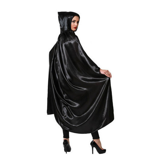 Kvinna med en lång, elegant svart kåpa med huva, blickande över axeln, perfekt för en mystisk eller glamourös maskeradlook.