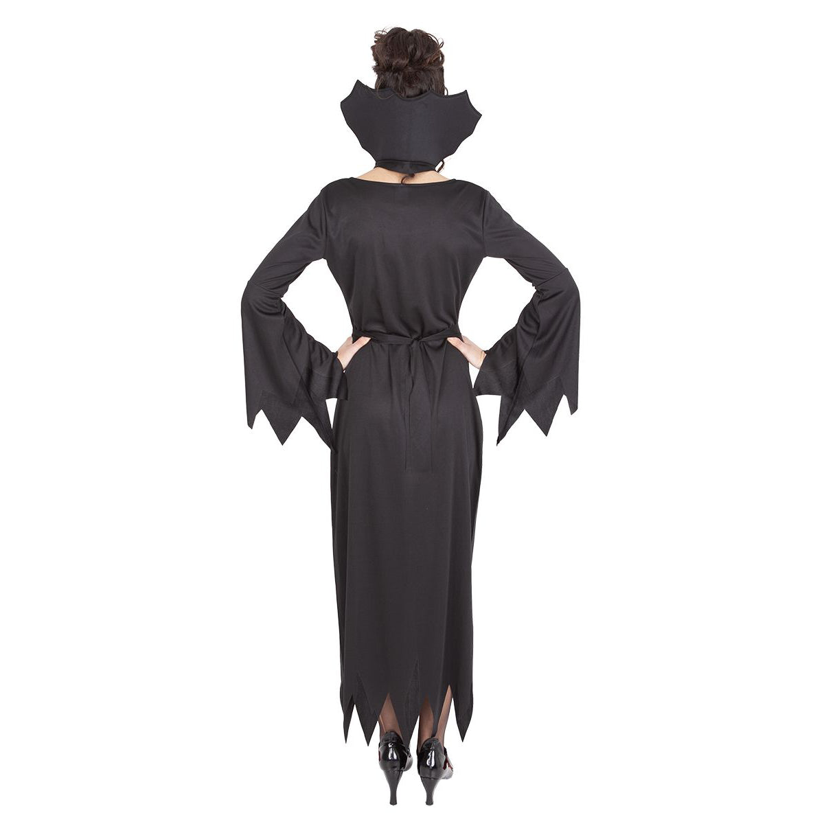 En kvinna sedd bakifrån, som visar baksidan av den svarta klänningen och den ikoniska, höga vampyrkragen.