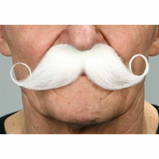 Närbild på en man som bär en elegant, vit aristokrat-lössmustasch med perfekt tvinnade lockar i ändarna, fotograferad i studio.