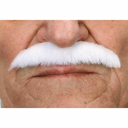 En närbild på en man som bär en smal, Elegant Vit Lösmustasch.