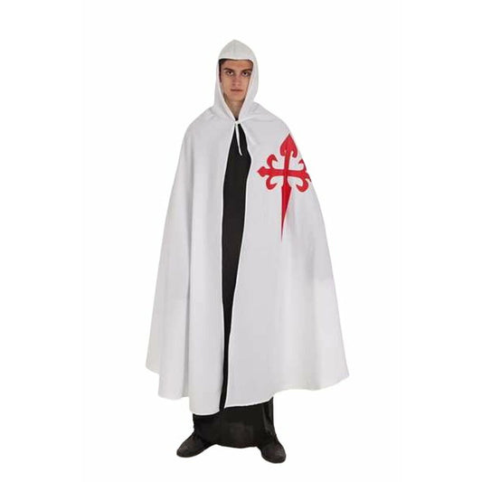 En man sedd framifrån, bär en lång, vit riddarmantel med huvan uppe och ett stort rött kors tryckt på bröstet.