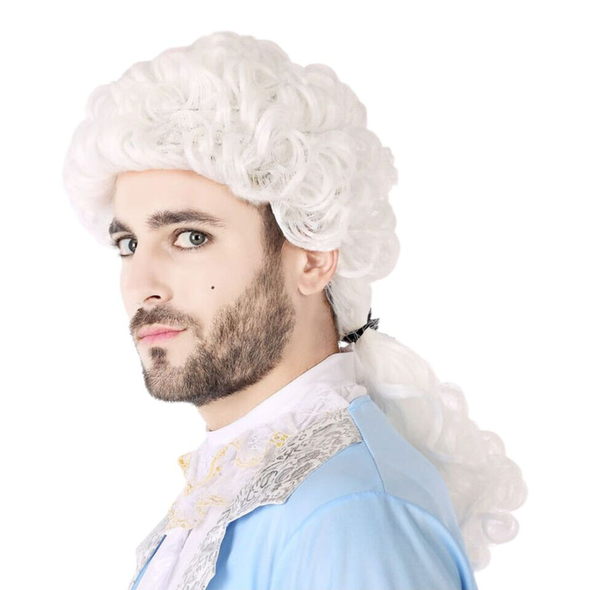 En man med skägg och en skönhetsprick poserar i en elegant, vit och lockig rokoko-peruk med hästsvans.