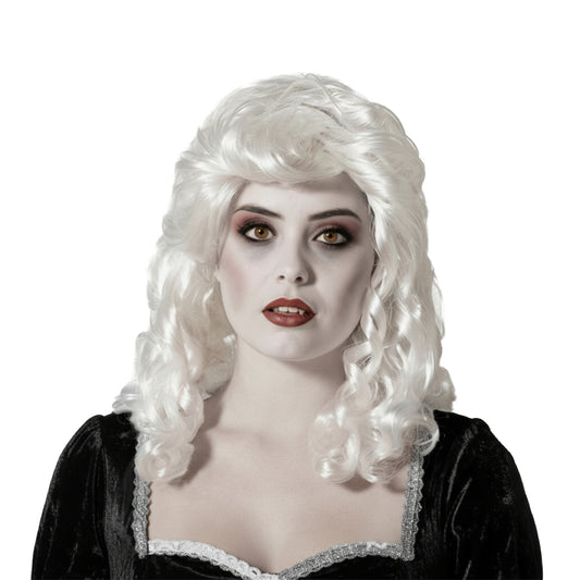 En kvinna med vampyrsminkning bär en elegant, vit och lockig peruk i klassisk grevinnestil.
