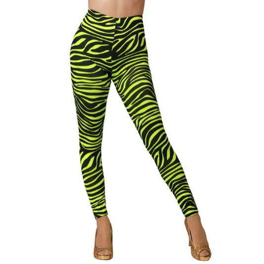 En person poserar i ett par tajta, elektriska leggings med ett neongult och svart zebramönster.