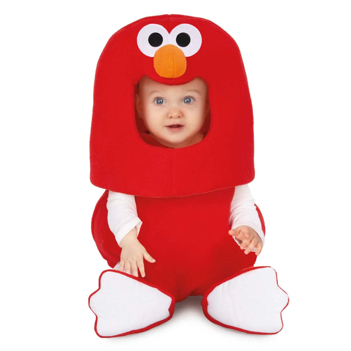Bebis i röd Elmo-maskeraddräkt från Sesame Street med stort Elmo-ansikte och vita fötter, sittandes på vit bakgrund.