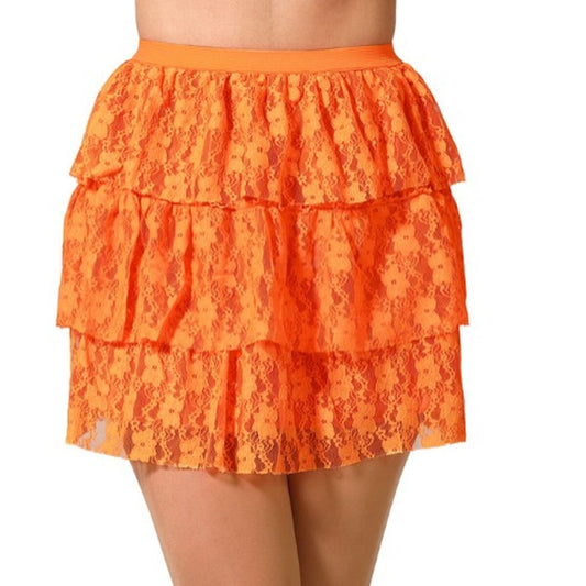 En person bär en energisk, neonorange volangkjol i spets med flera lager.