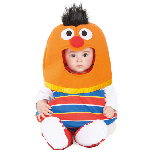 Bebis iklädd orange Epi-maskeraddräkt från Sesame Street med färgglad randig kropp och svarta hårdetaljer, sittandes på golvet.