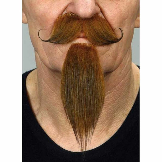 Närbild på en man som bär en tjock, brun mustasch med uppsvängda ändar kombinerat med en lång, spetsig getbart i samma bruna nyans.