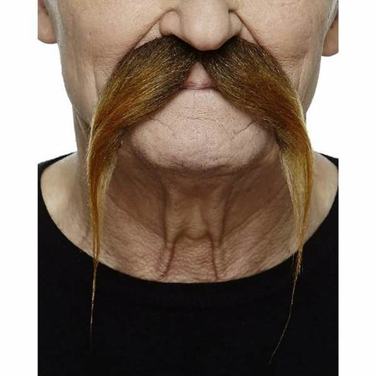 Närbild på en brun, tjock och lång mustasch som hänger ner vid mungiporna på en person.