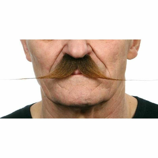 Närbild på en äldre man som bär en stor, brun mustasch med extremt långa, raka strån som sträcker sig horisontellt ut från ansiktet.