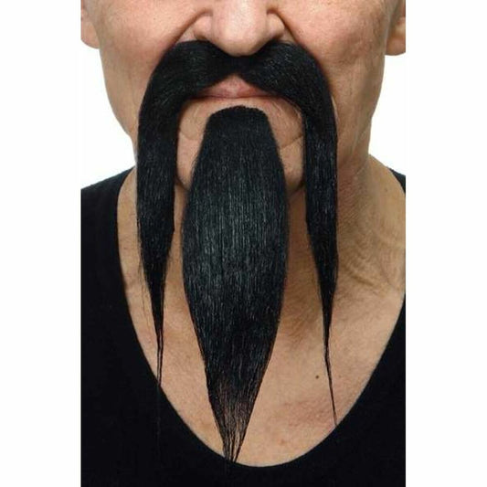 Närbild på en man som bär en dramatisk, svart, lång mustasch och ett avsmalnande getskägg som är fäst med dubbelhäftande tejp.