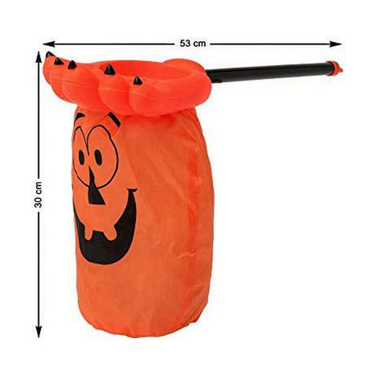 En närmare bild på den orangea godisfångaren med ett glatt pumpa-tryck och en taggig, klo-liknande öppning.