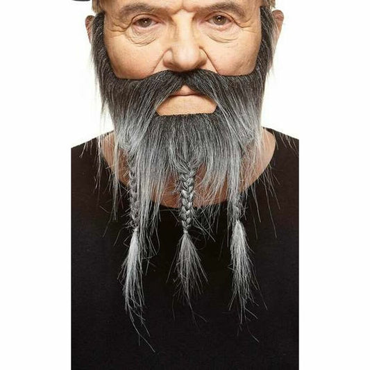 En man bär ett stort, realistiskt lösskägg i svart och grått med en tjock mustasch och tre små, gråa flätor som hänger ner från hakan, vilket ger en klassisk vikinga-look.
