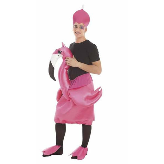 En man poserar i en rolig och unik, rosa flamingo-dräkt som ser ut som att han rider på fågeln.