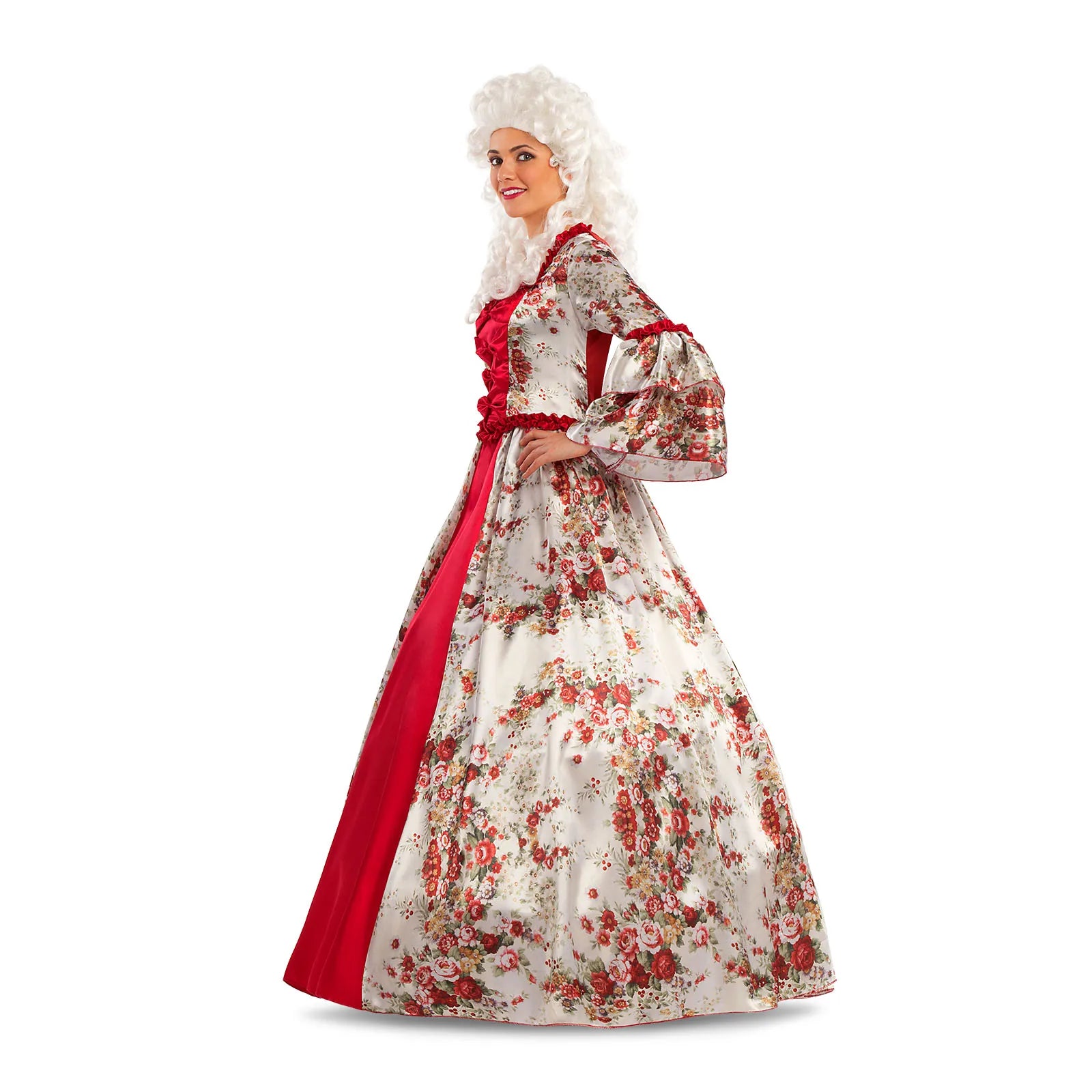 Sidan av en kvinna i den eleganta balklänningen, som visar de vackra ärmarna och den vida, blommiga kjolen.