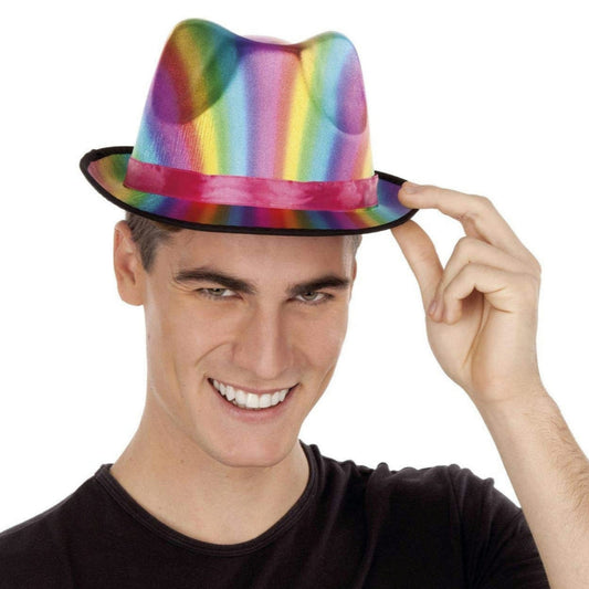 En leende man justerar en glittrande och färgsprakande, regnbågsfärgad fedora-hatt med ett rosa band.